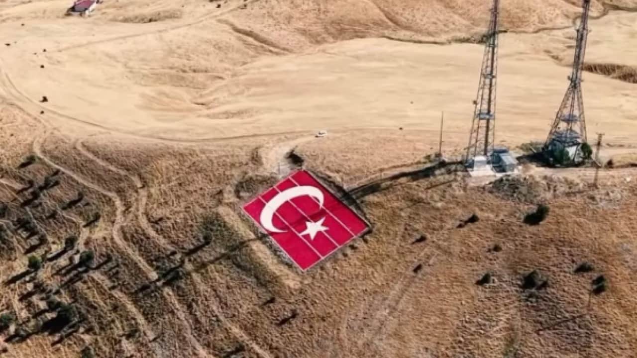 Foto - Muş'ta bayrak mesaisi: Dev Türk bayrağı artık uydudan bile görünüyor