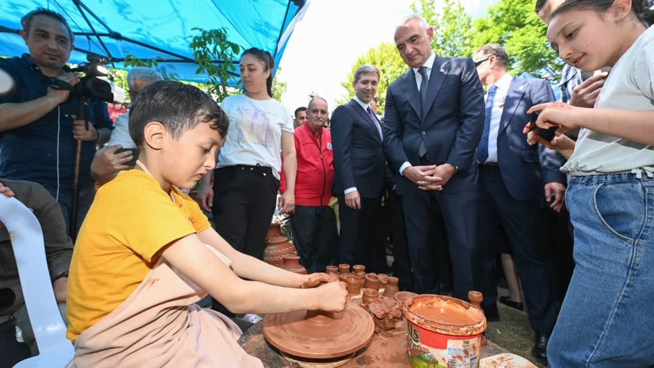 Foto - Nazilli'de festival heyecanı: Bakan Ersoy üreticiler ve sanatkârlarla bir araya geldi...