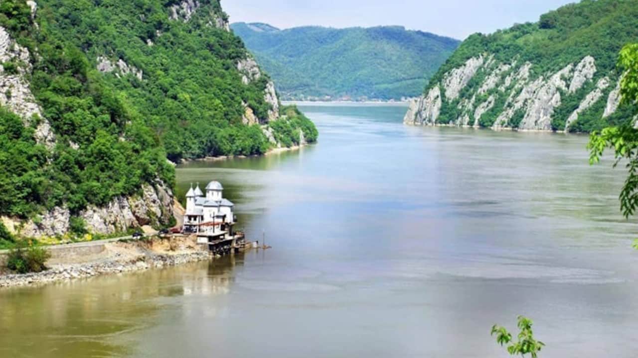 Nehir kurudu sınır kalktı! İki ülke birleşti
