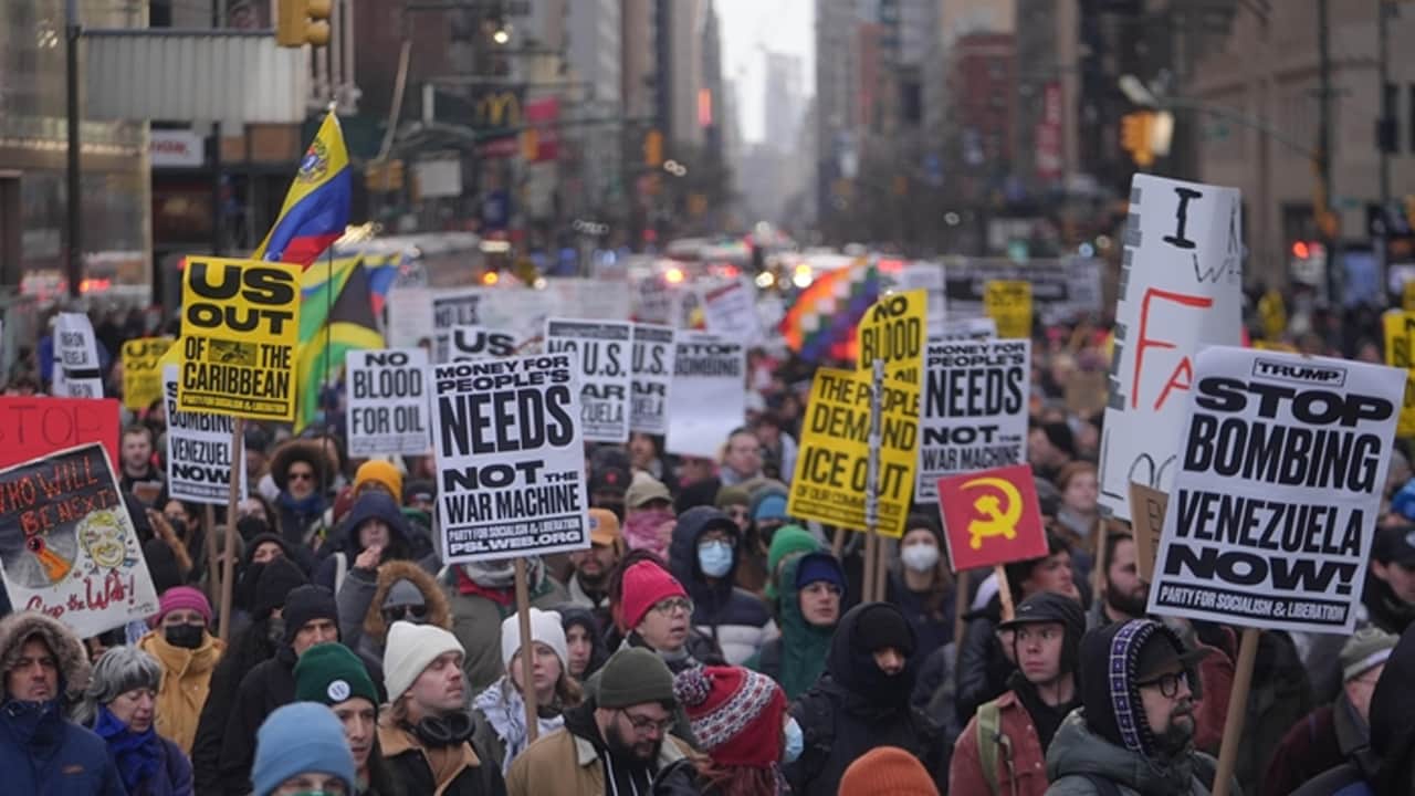 Foto - Venezuela'daki gelişmelere sessizliğini bozan New York'ta binlerce kişi Maduro için yürüdü: Hükümeti uyardı! Acı tablo