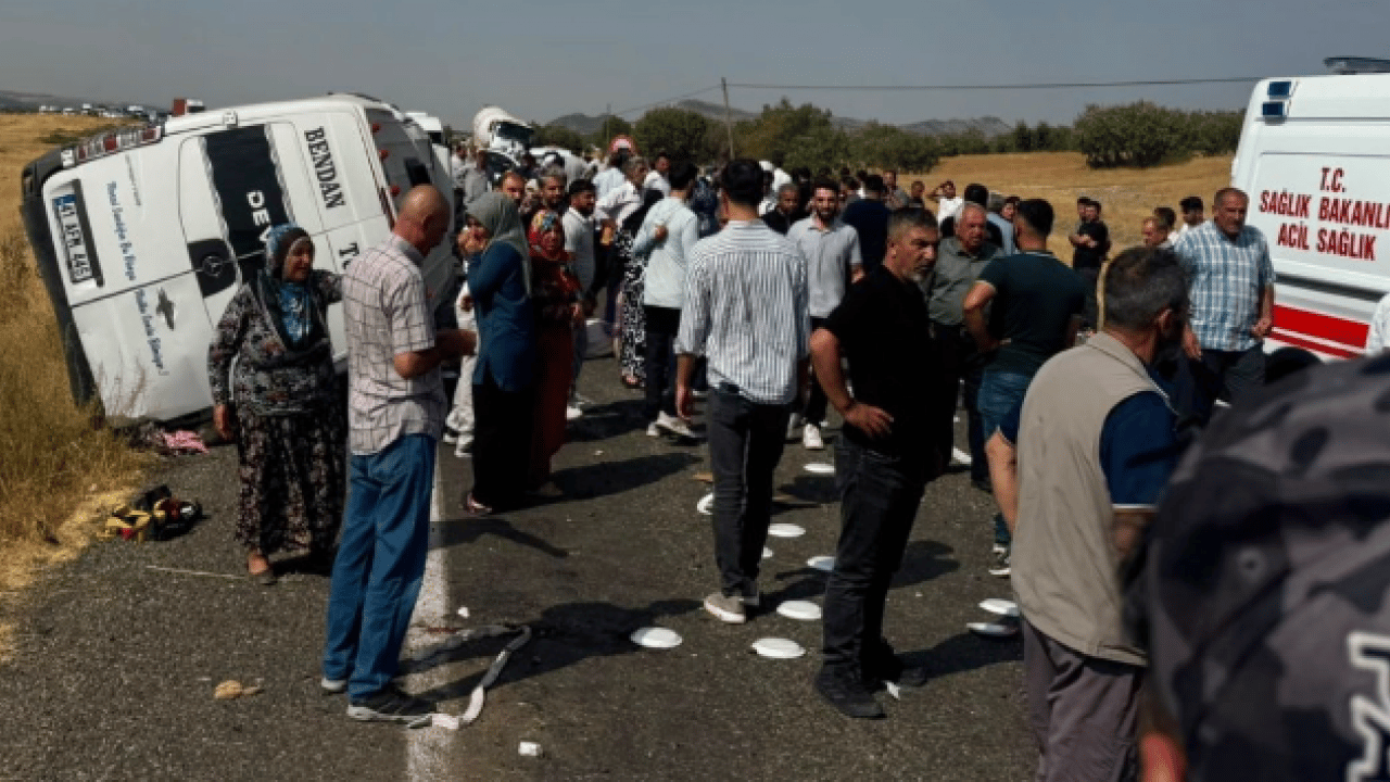 Foto - Nişan töreni yolunda feci kaza: Minibüs devrildi: 2 ölü, 12 yaralı