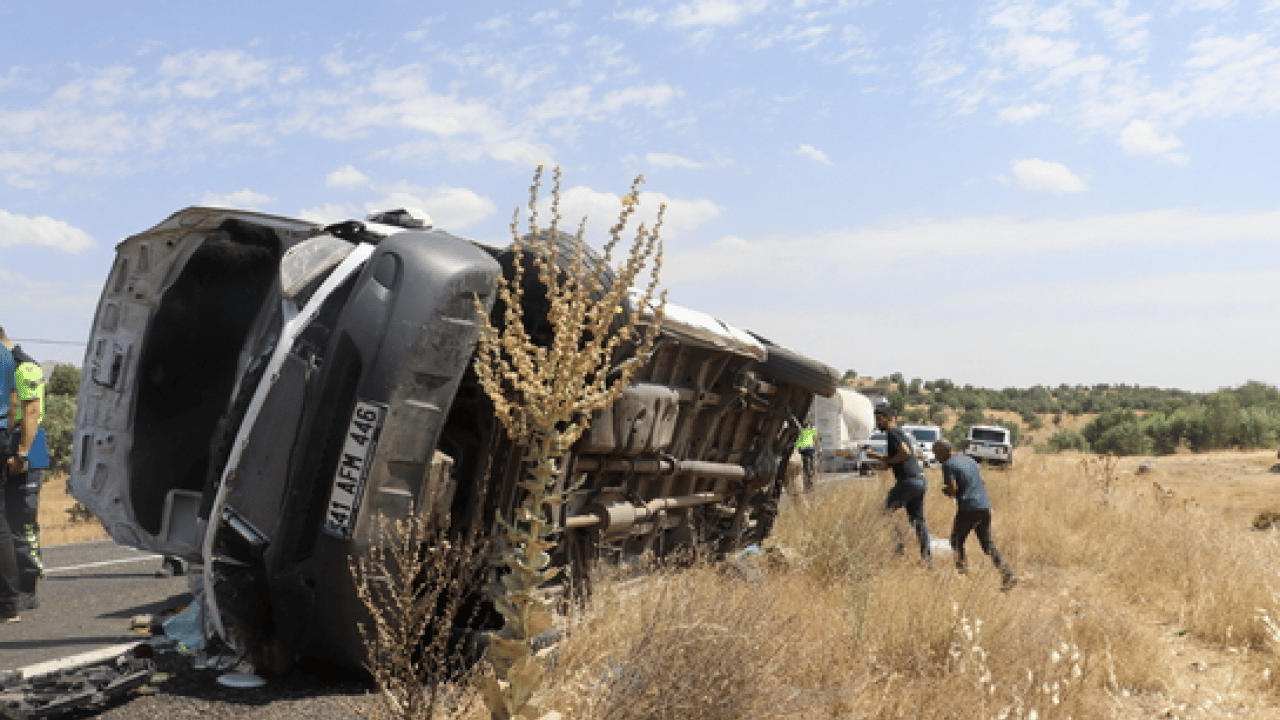 Foto - Nişan töreni yolunda feci kaza: Minibüs devrildi: 2 ölü, 12 yaralı