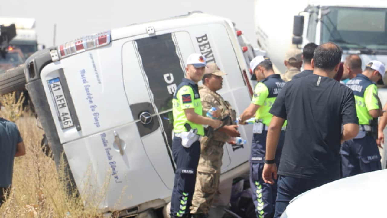 Foto - Nişan töreni yolunda feci kaza: Minibüs devrildi: 2 ölü, 12 yaralı