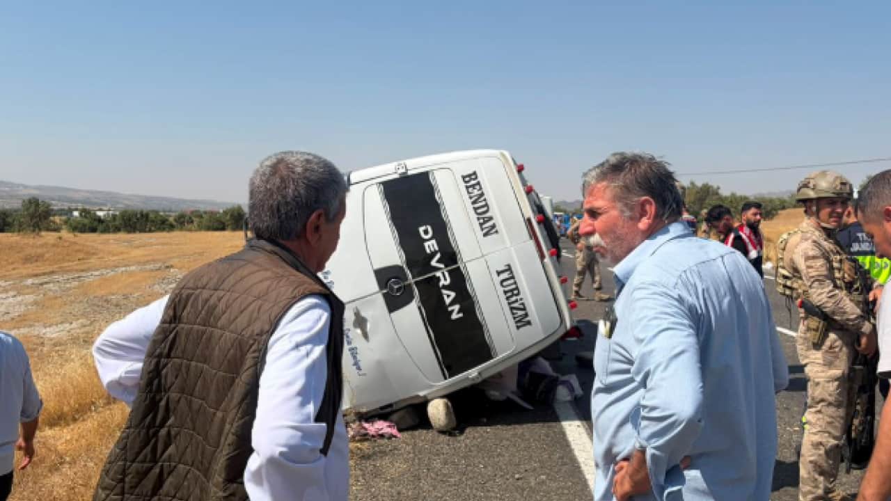 Foto - Nişan töreni yolunda feci kaza: Minibüs devrildi: 2 ölü, 12 yaralı