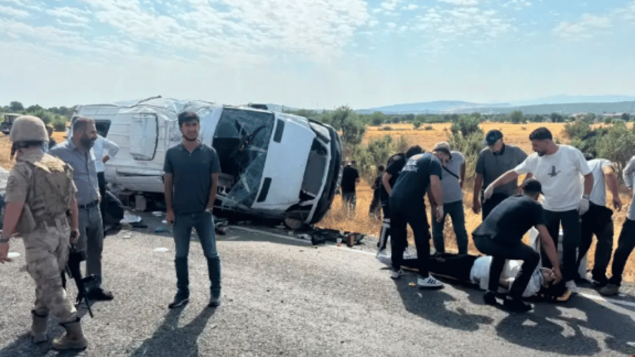 Foto - Nişan töreni yolunda feci kaza: Minibüs devrildi: 2 ölü, 12 yaralı