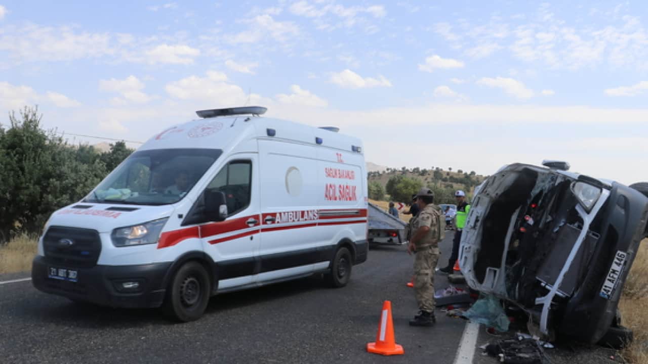 Foto - Nişan töreni yolunda feci kaza: Minibüs devrildi: 2 ölü, 12 yaralı