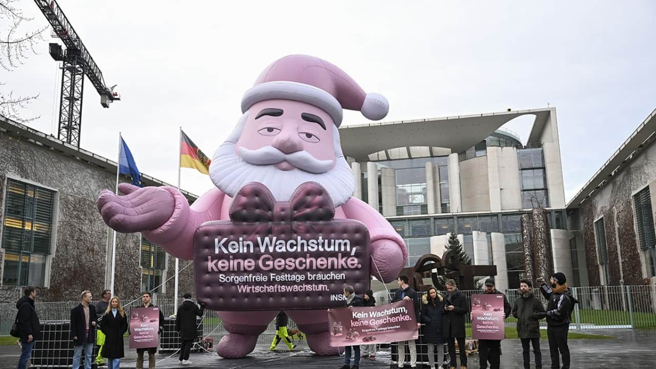 Foto - Noel Baba da isyan etti: Berlin'de Noel Baba maketli ekonomik büyüme protestosu dikkat çekti...