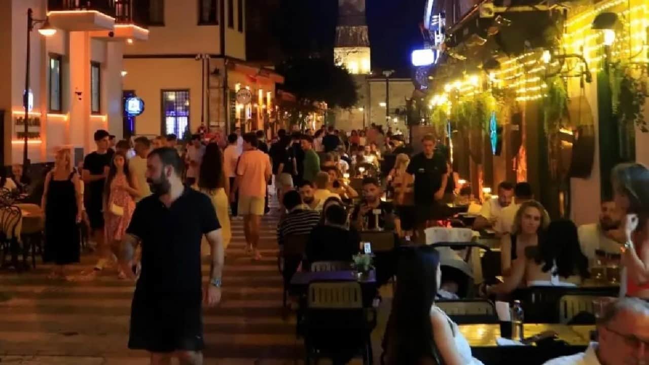 Foto - Nüfus 100 katına çıkıyor Gündüz bomboş geceleri ise izdiham yaşanıyor