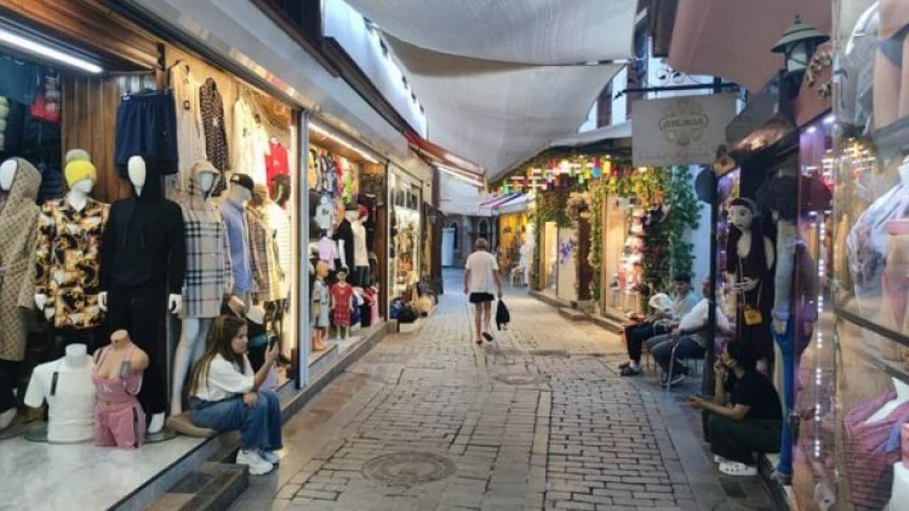 Foto - Nüfus 100 katına çıkıyor Gündüz bomboş geceleri ise izdiham yaşanıyor