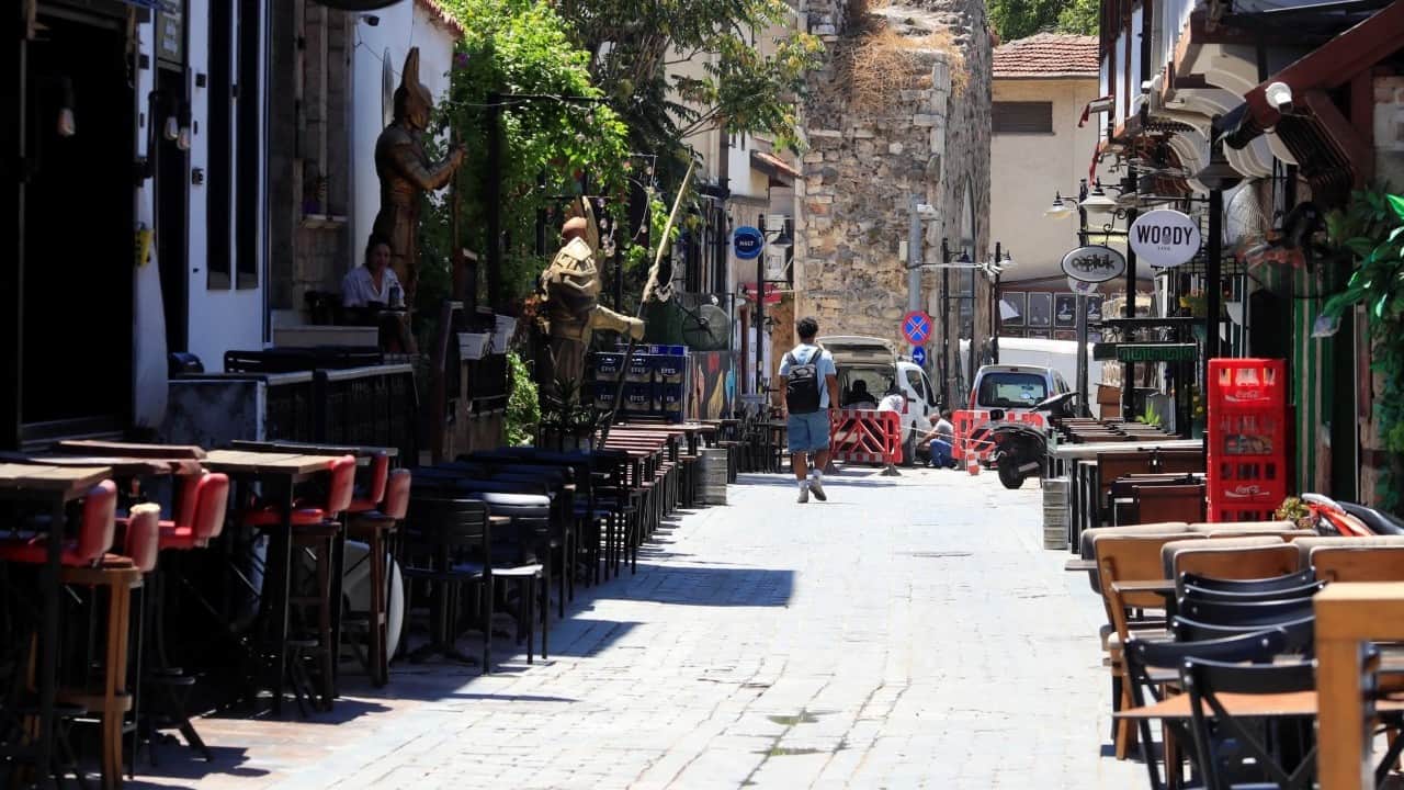 Foto - Nüfus 100 katına çıkıyor Gündüz bomboş geceleri ise izdiham yaşanıyor