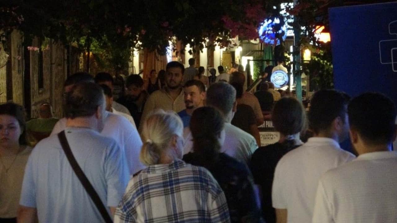 Foto - Nüfus 100 katına çıkıyor Gündüz bomboş geceleri ise izdiham yaşanıyor