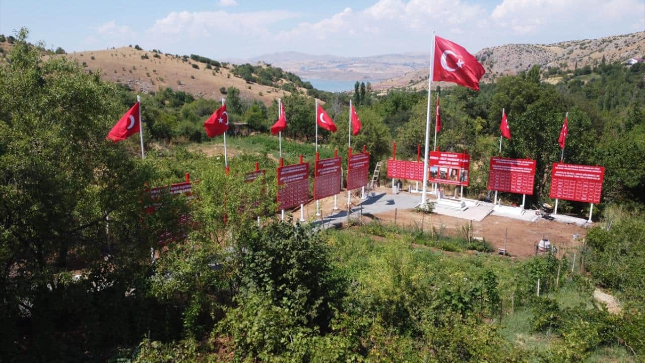 Foto - Şehit oğluna verdiği sözü tuttu! ‘Şehitler anıtı’ yaptırdı