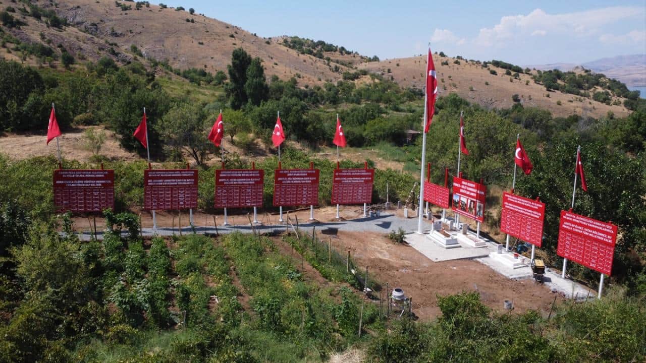 Foto - Şehit oğluna verdiği sözü tuttu! ‘Şehitler anıtı’ yaptırdı