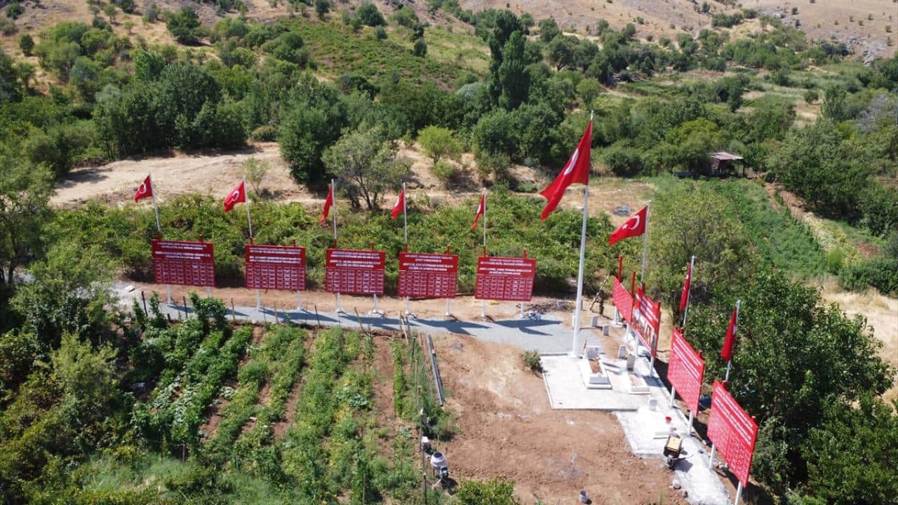 Foto - Şehit oğluna verdiği sözü tuttu! ‘Şehitler anıtı’ yaptırdı