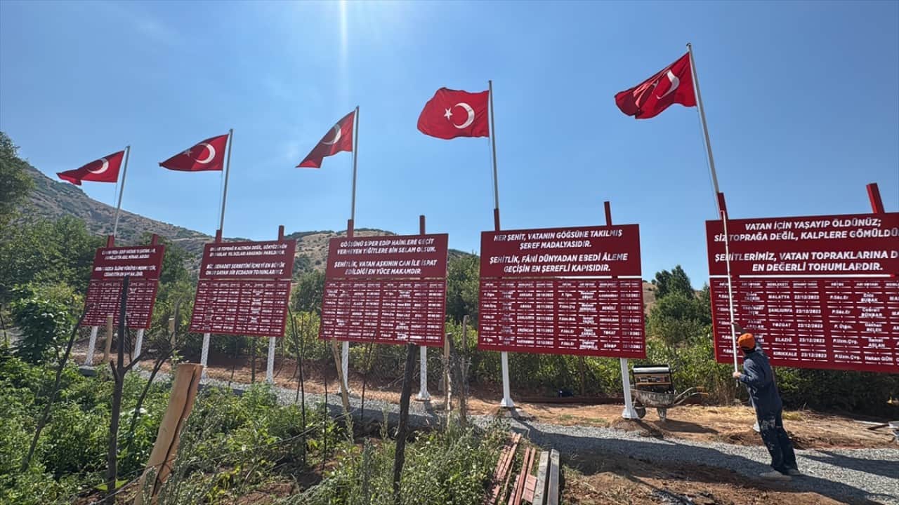 Foto - Şehit oğluna verdiği sözü tuttu! ‘Şehitler anıtı’ yaptırdı