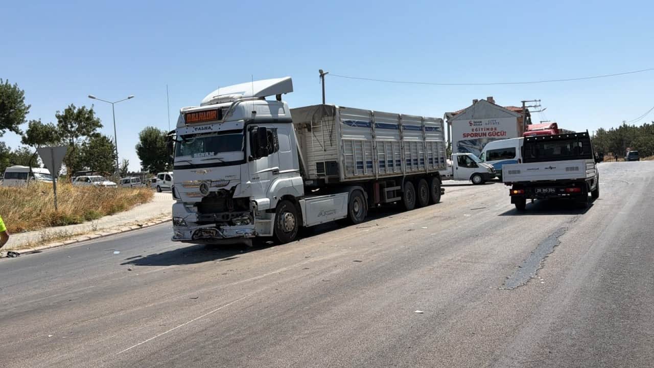 Foto - Önce kamyon sonra tır çarptı Cinayet gibi trafik kazası