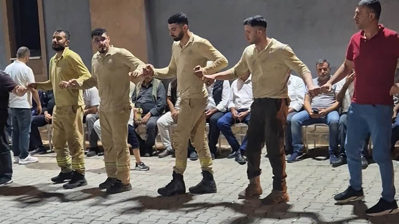 Foto - Ormanın ateş savaşçıları Yangını söndürüp halay çektiler