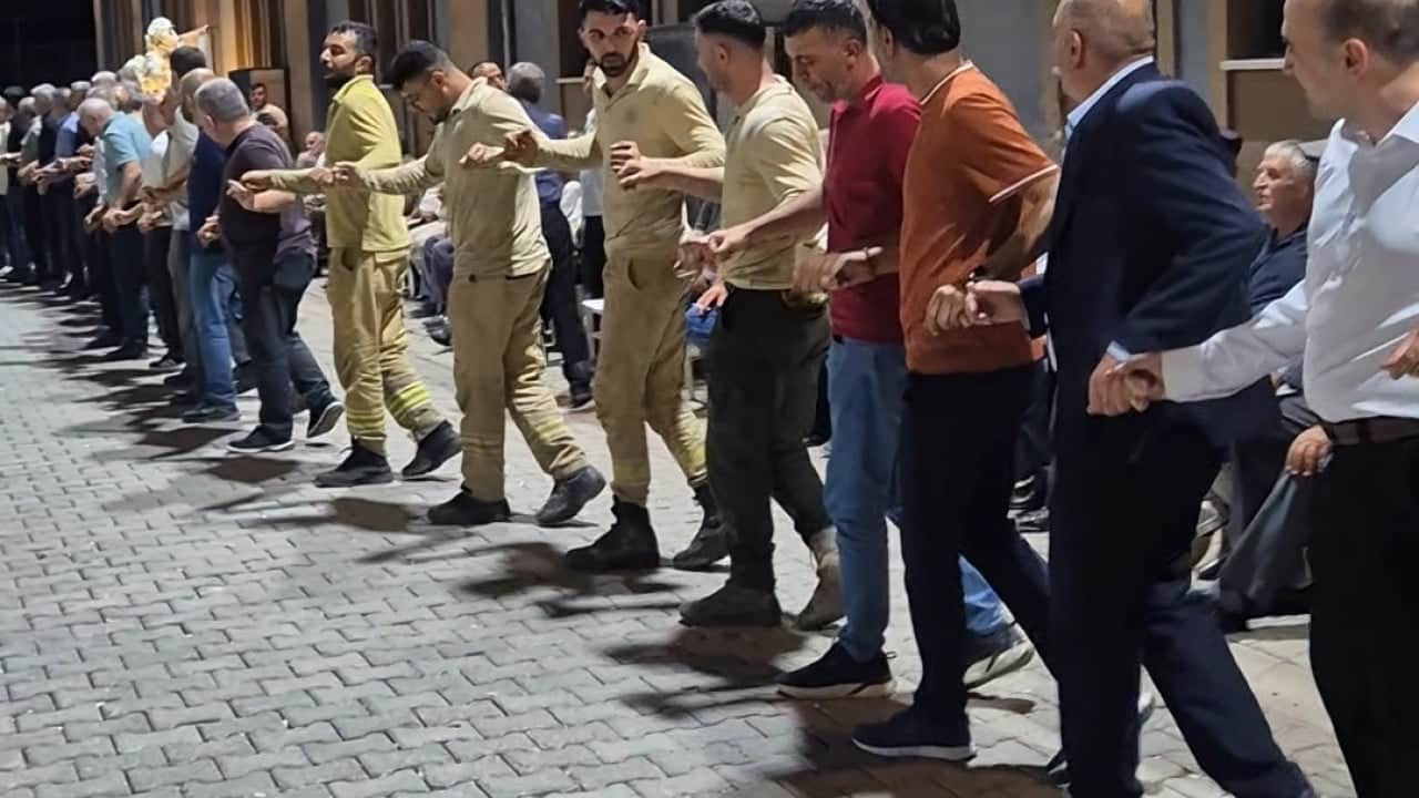 Foto - Ormanın ateş savaşçıları Yangını söndürüp halay çektiler