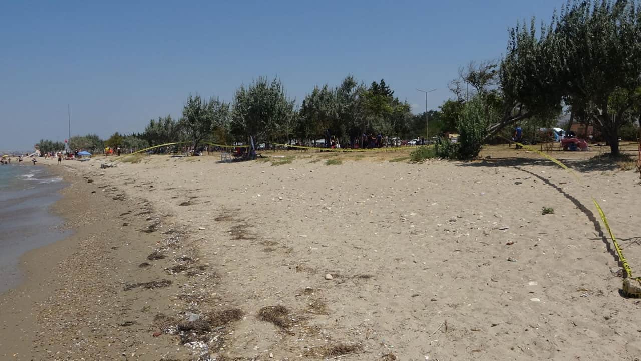 Foto - Plajda gördüklerine inanamadılar! Kumların arasından top mermisi çıktı