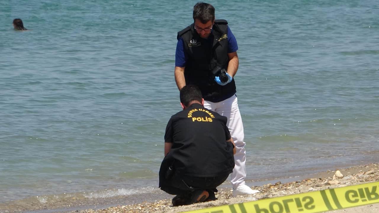 Foto - Plajda gördüklerine inanamadılar! Kumların arasından top mermisi çıktı