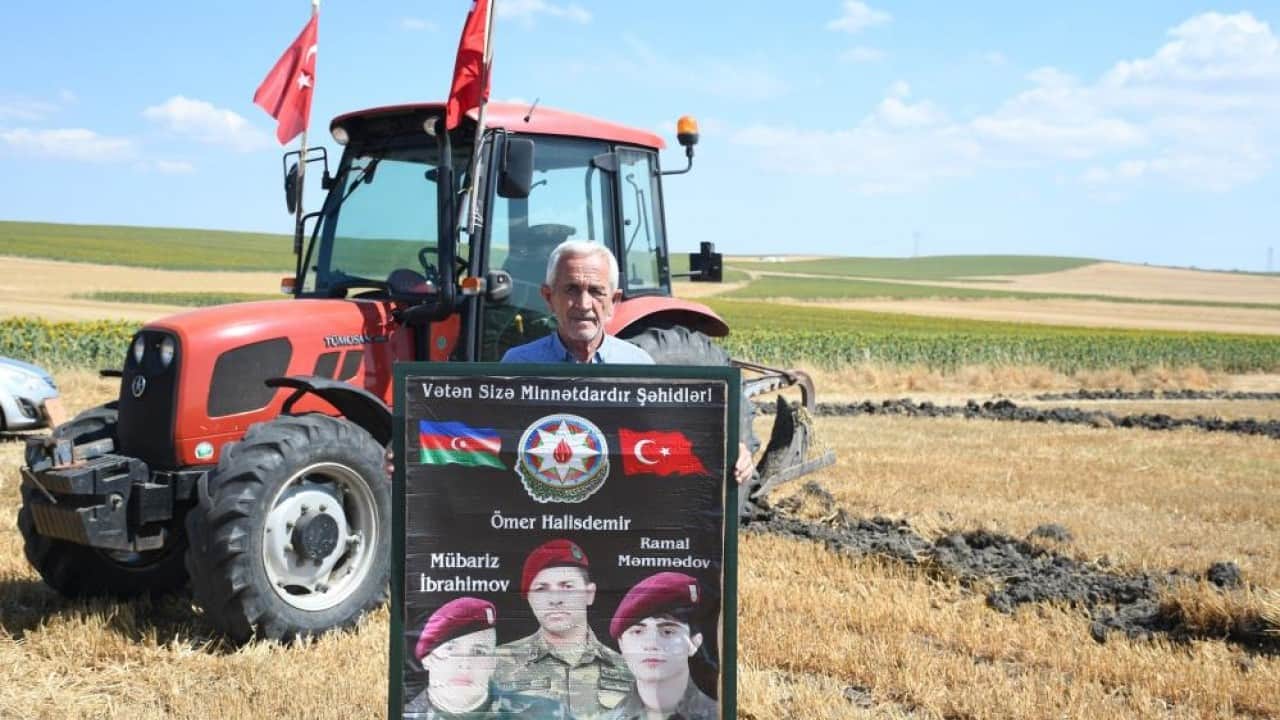 Foto - "Rahmetle anıyoruz" 15 Temmuz’u pulluk ile tarlaya işledi
