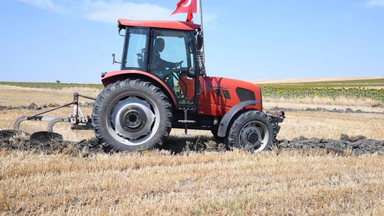Foto - "Rahmetle anıyoruz" 15 Temmuz’u pulluk ile tarlaya işledi