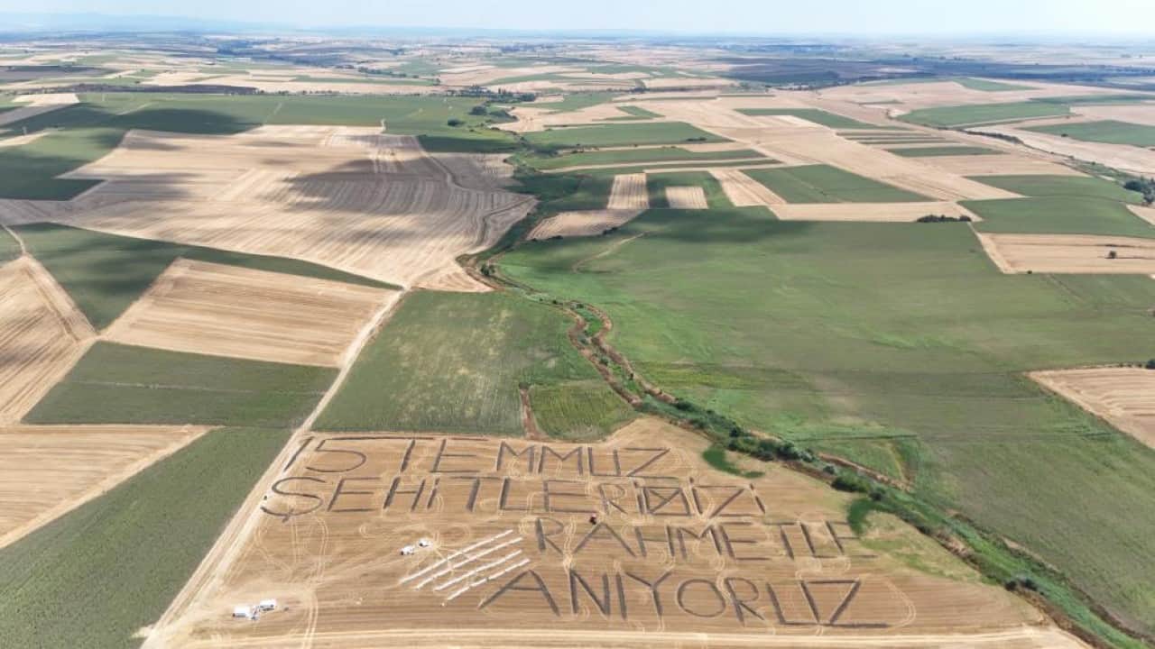 Foto - "Rahmetle anıyoruz" 15 Temmuz’u pulluk ile tarlaya işledi