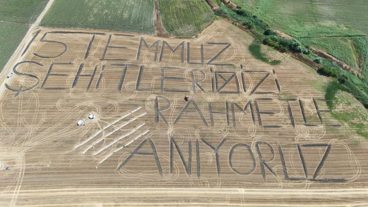 "Rahmetle anıyoruz" 15 Temmuz’u pulluk ile tarlaya işledi