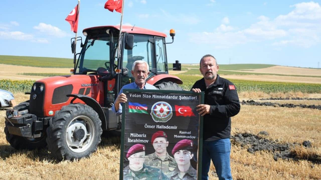 Foto - "Rahmetle anıyoruz" 15 Temmuz’u pulluk ile tarlaya işledi