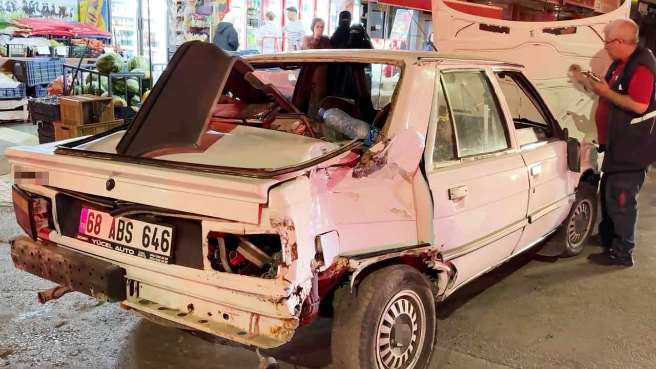 Foto - Rezalet! Zil zurna direksiyona geçti, 2 otomobile çarptı, polise küfür etti! ‘Kelepçeleyemezsiniz’ dedi, kelepçelenerek götürüldü