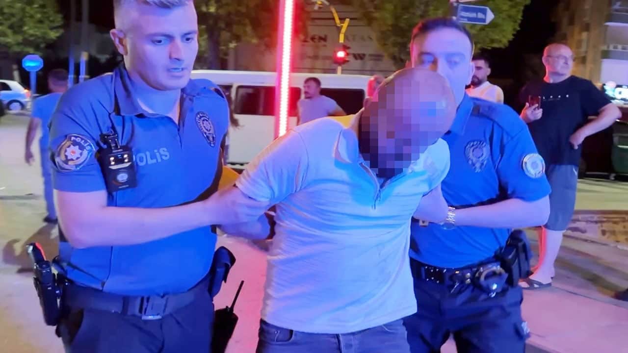 Foto - Rezalet! Zil zurna direksiyona geçti, 2 otomobile çarptı, polise küfür etti! ‘Kelepçeleyemezsiniz’ dedi, kelepçelenerek götürüldü