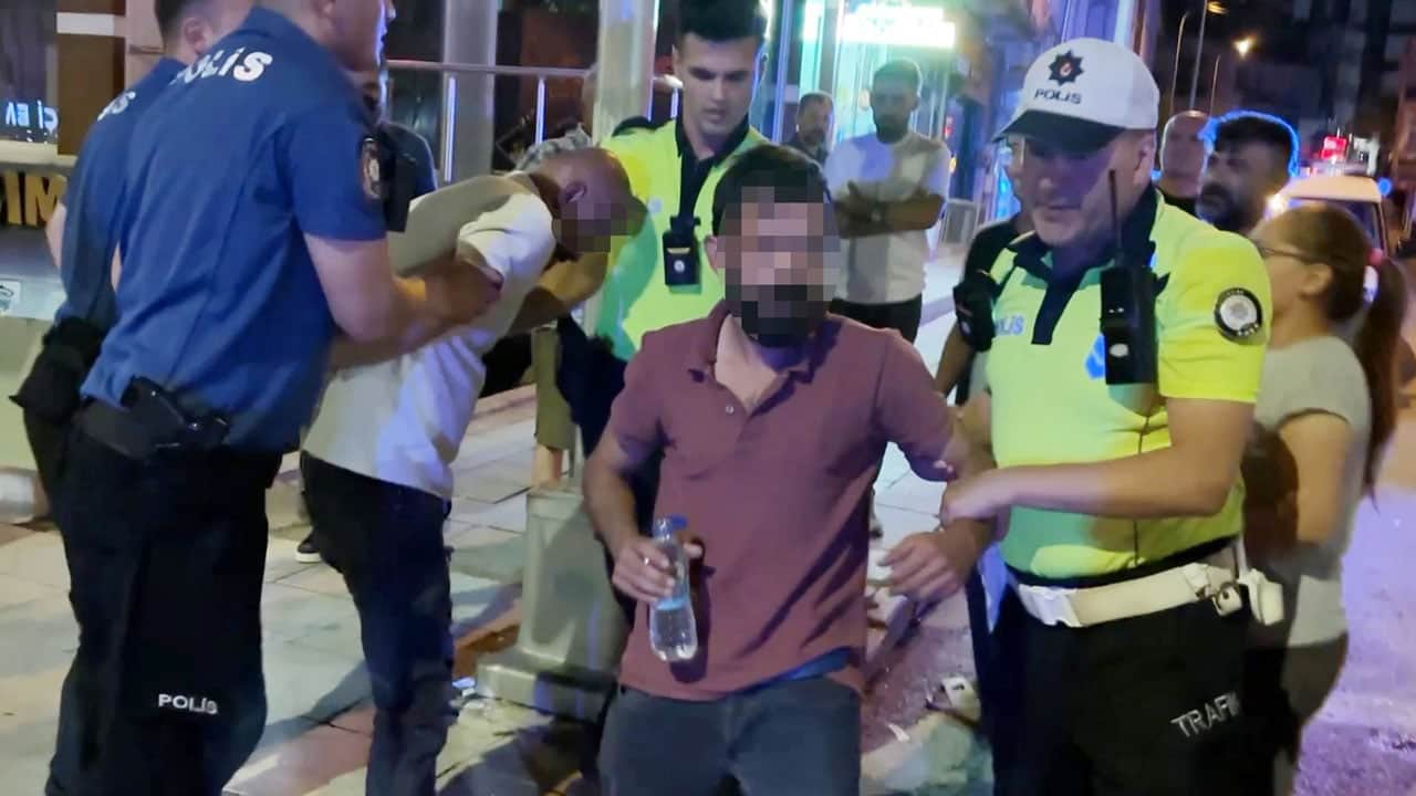Foto - Rezalet! Zil zurna direksiyona geçti, 2 otomobile çarptı, polise küfür etti! ‘Kelepçeleyemezsiniz’ dedi, kelepçelenerek götürüldü