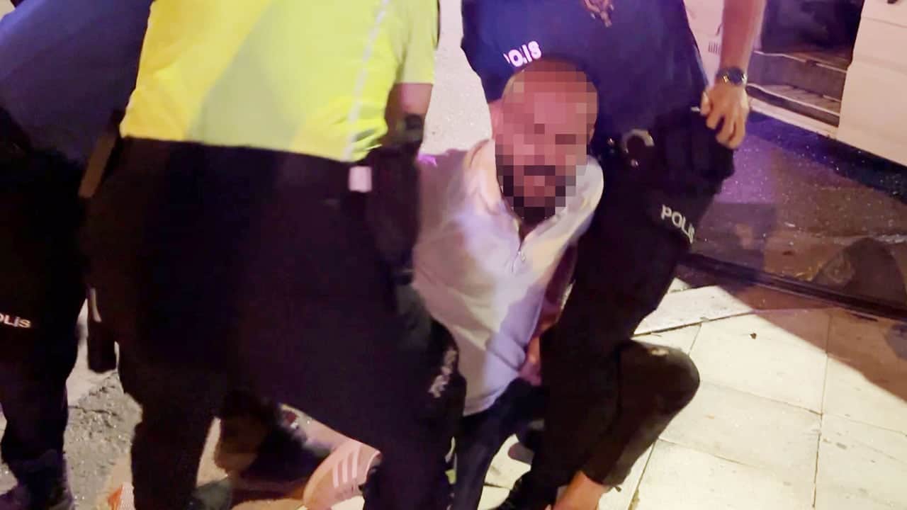 Foto - Rezalet! Zil zurna direksiyona geçti, 2 otomobile çarptı, polise küfür etti! ‘Kelepçeleyemezsiniz’ dedi, kelepçelenerek götürüldü