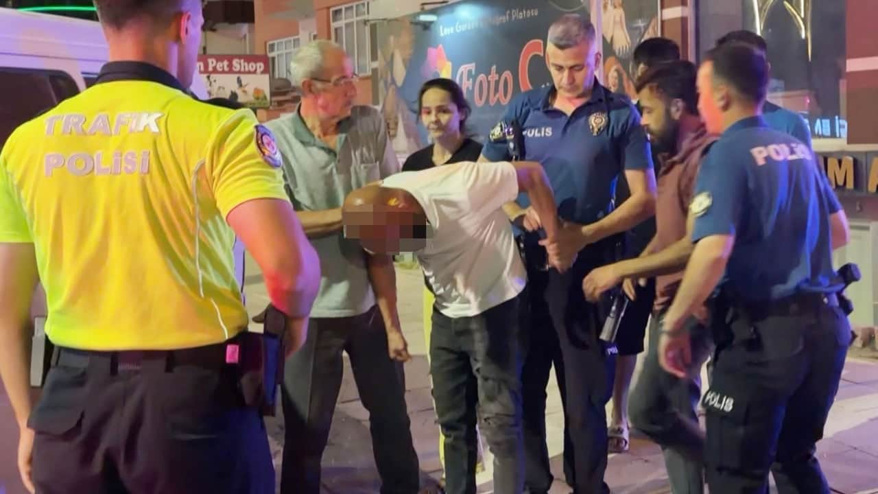 Rezalet! Zil zurna direksiyona geçti, 2 otomobile çarptı, polise küfür etti! ‘Kelepçeleyemezsiniz’ dedi, kelepçelenerek götürüldü