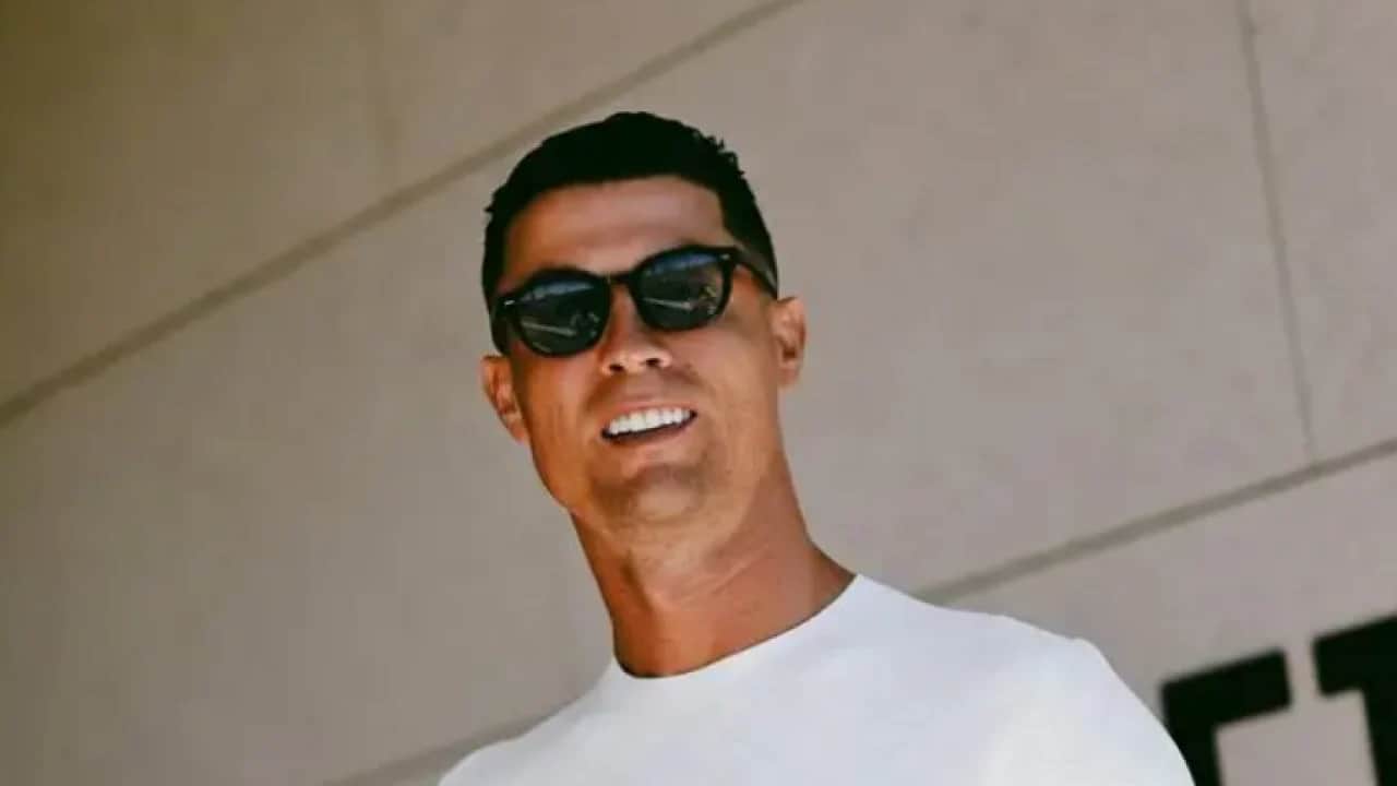 Ronaldo garajının kapılarını ilk kez açtı! Görenler küçük dilini yuttu!