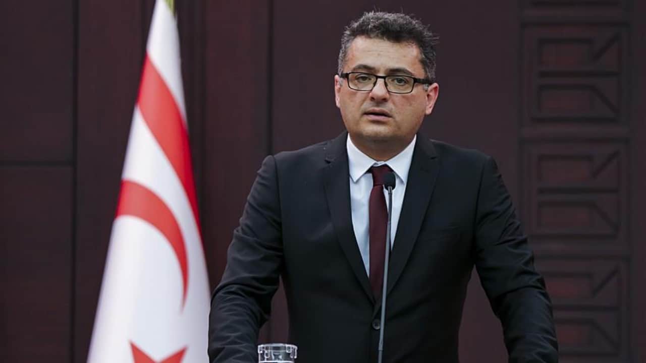 Foto - Rumlar hemen harekete geçti! KKTC’nin başörtüsüne mesafeli, solak yeni liderine Güney Kıbrıs’tan sürpriz teklif