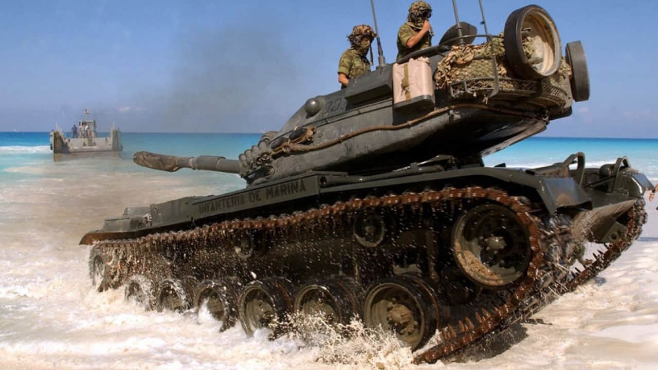 Foto - Savaş tankları bir bir denize döküldü: 100 tanesi suları boyladı