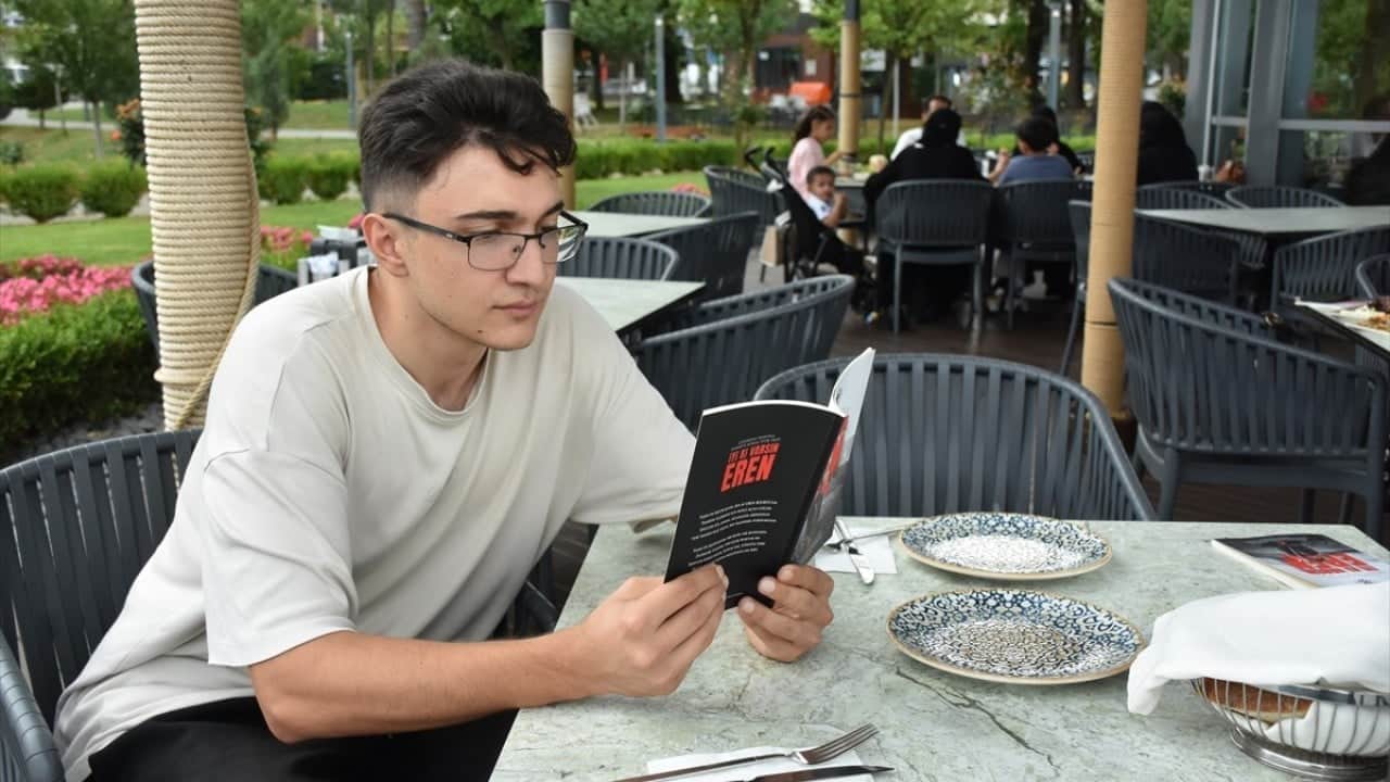 Foto - Şehit Eren Bülbül anısına ‘İyi ki Varsın Eren’ adlı şiir kitabı ücretsiz dağıtıldı