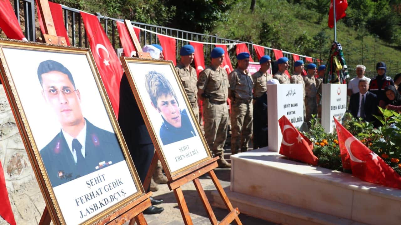 Foto - Şehit Eren Bülbül anısına ‘İyi ki Varsın Eren’ adlı şiir kitabı ücretsiz dağıtıldı