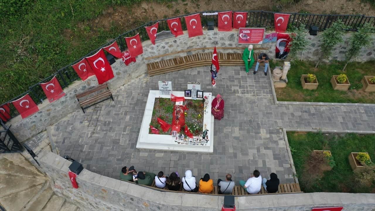 Foto - Şehit Eren Bülbül anısına ‘İyi ki Varsın Eren’ adlı şiir kitabı ücretsiz dağıtıldı