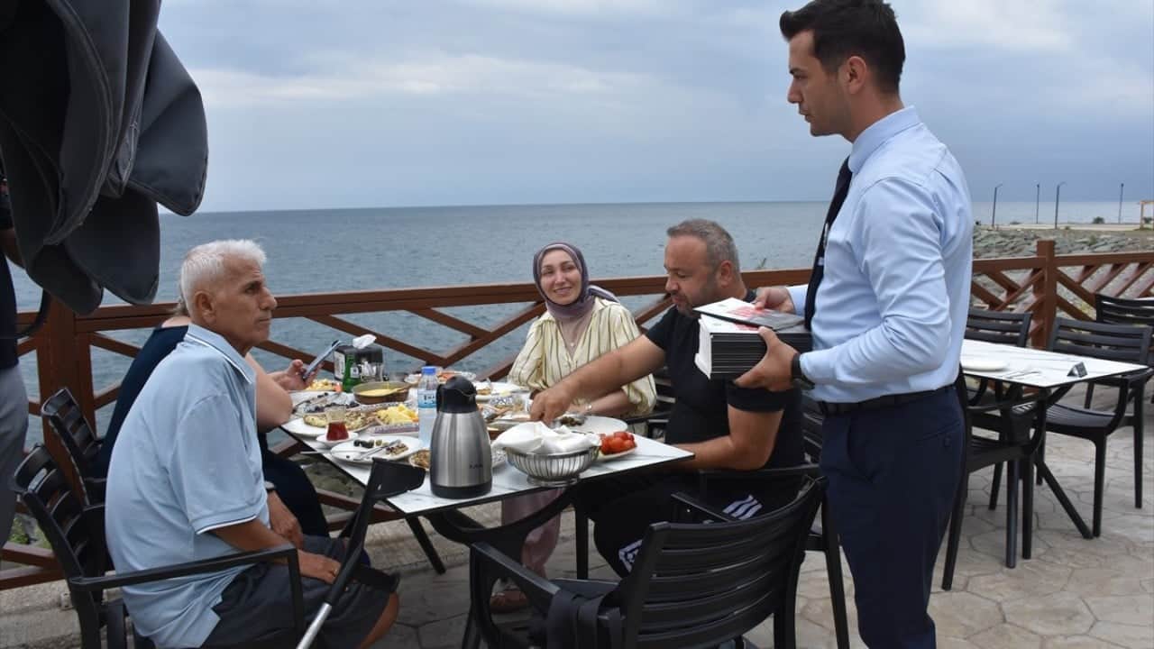 Foto - Şehit Eren Bülbül anısına ‘İyi ki Varsın Eren’ adlı şiir kitabı ücretsiz dağıtıldı