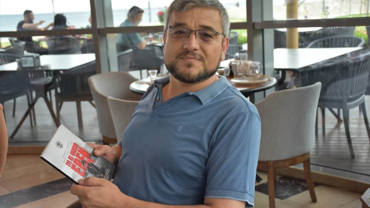 Foto - Şehit Eren Bülbül anısına ‘İyi ki Varsın Eren’ adlı şiir kitabı ücretsiz dağıtıldı