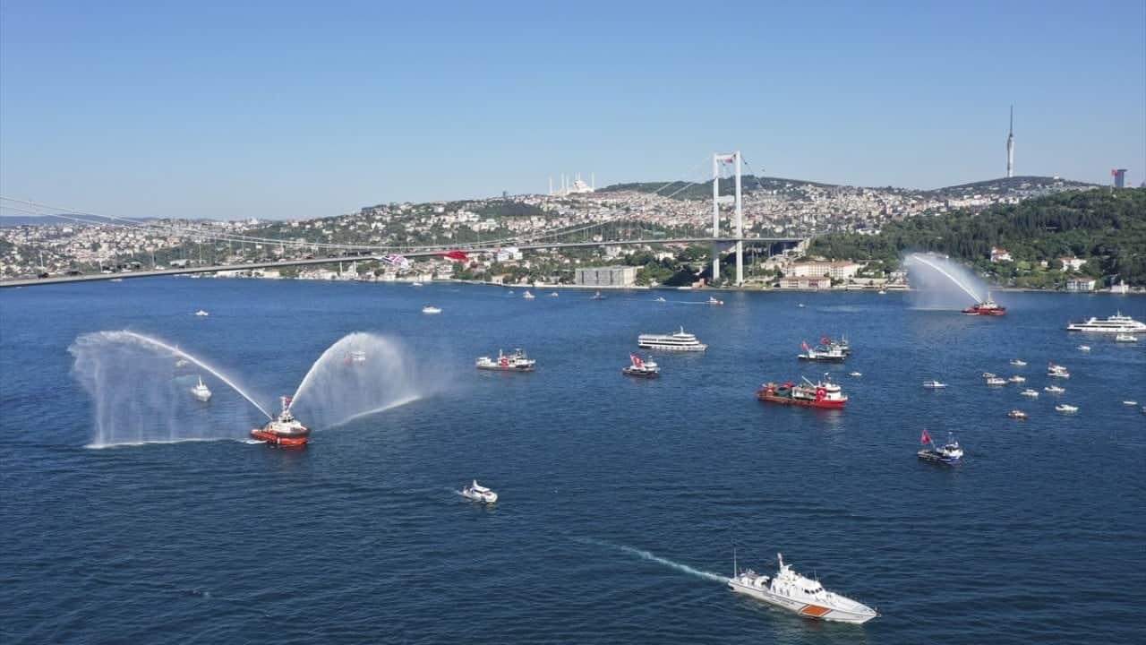 Şehitler denizde de anıldı Boğazda 253 gemilik 15 Temmuz korteji