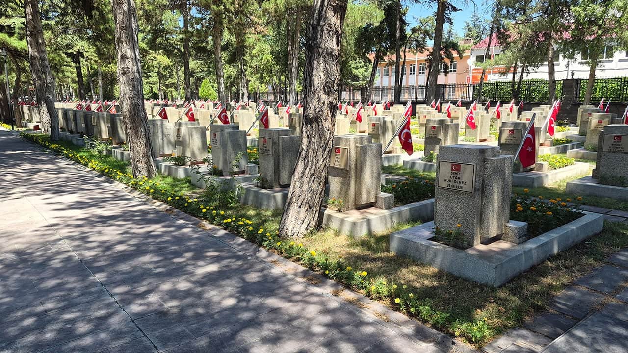 Şehitlik defterine yazılan yazılar gözleri yaşarttı