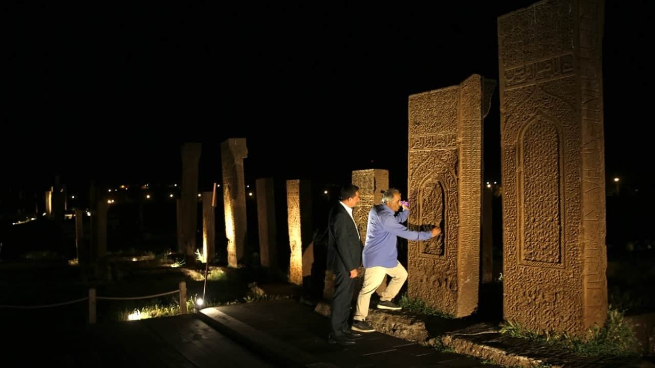 Selçuklu mezarlığı karanlıkta daha gizemli ve heybetli