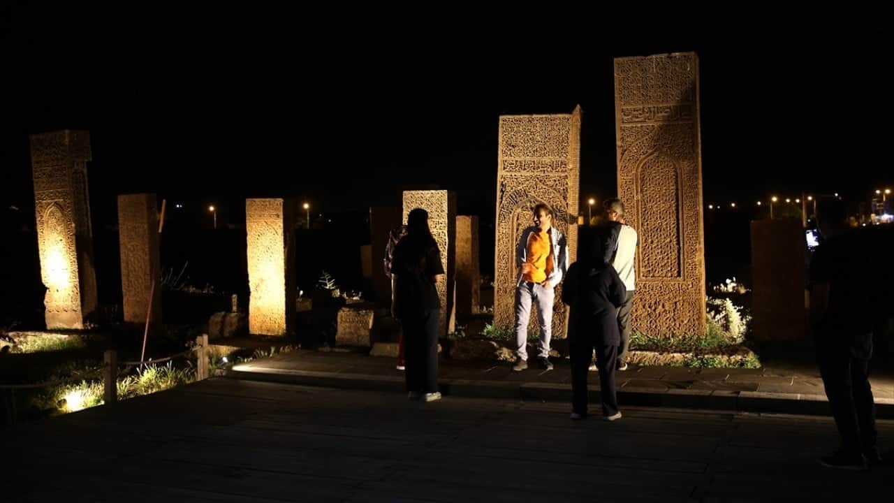 Foto - Selçuklu mezarlığı karanlıkta daha gizemli ve heybetli