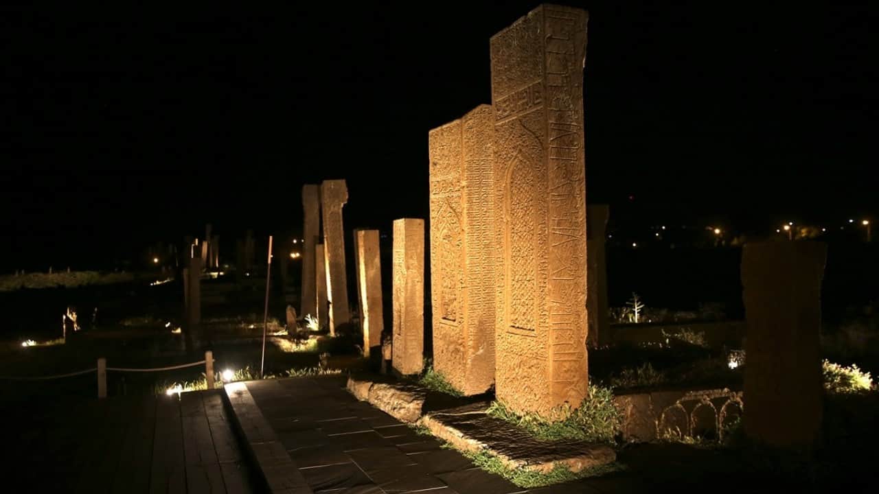 Foto - Selçuklu mezarlığı karanlıkta daha gizemli ve heybetli