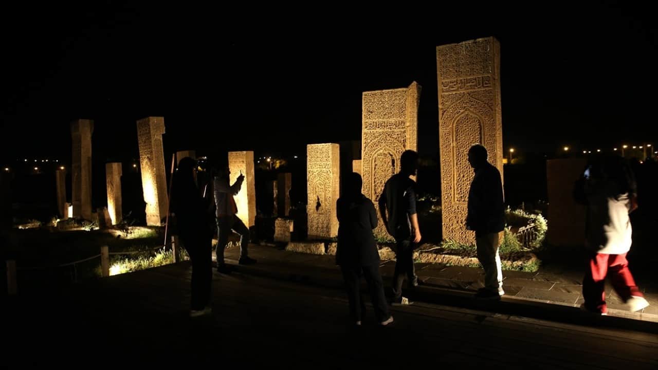 Foto - Selçuklu mezarlığı karanlıkta daha gizemli ve heybetli