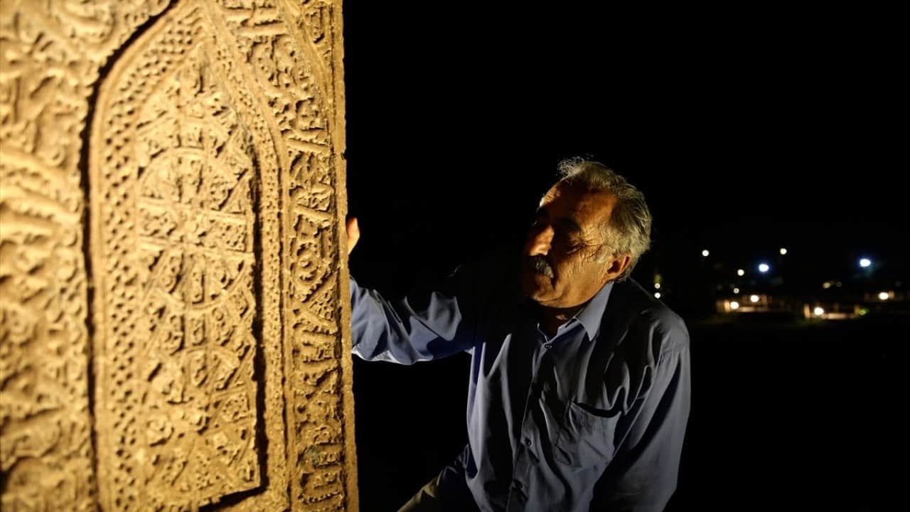 Foto - Selçuklu mezarlığı karanlıkta daha gizemli ve heybetli