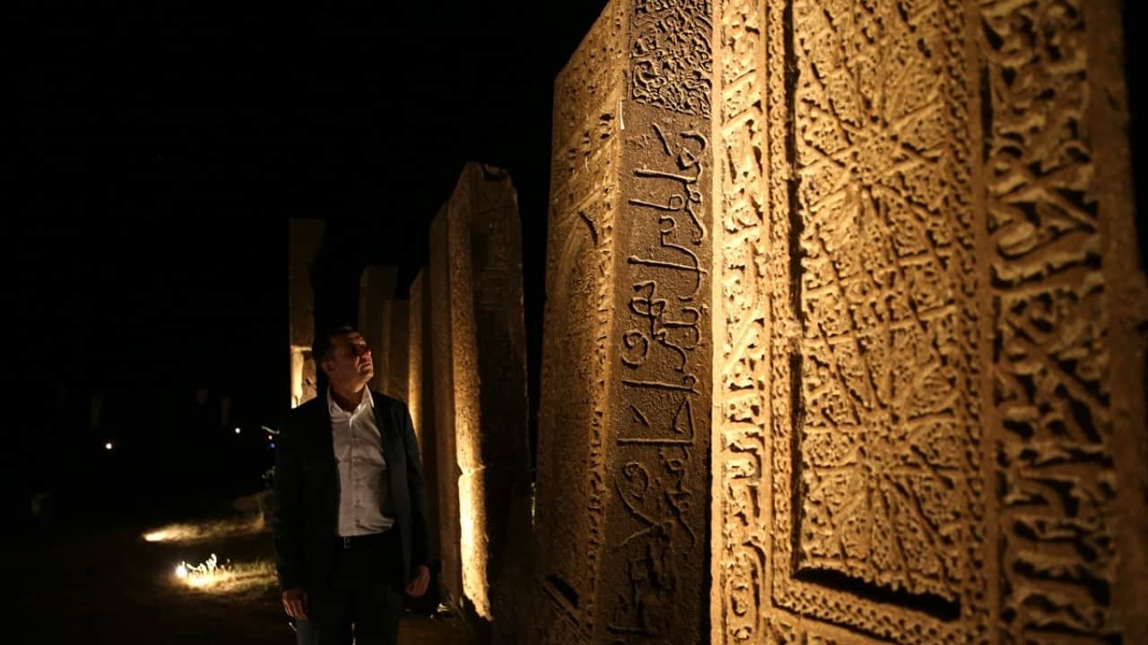 Foto - Selçuklu mezarlığı karanlıkta daha gizemli ve heybetli